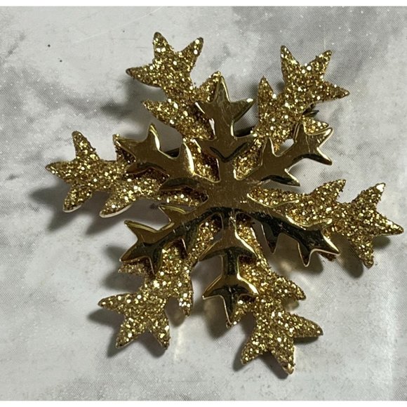Vintage Winter Snowflake Brooch Gold Tone Glitter Sparkle Christmas Pin - Picture 5 of 6